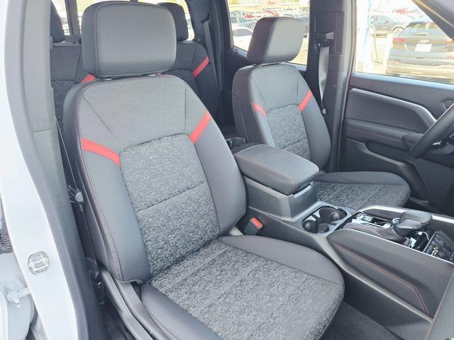 Chevrolet Colorado Vehicle Full-screen Gallery Image 13