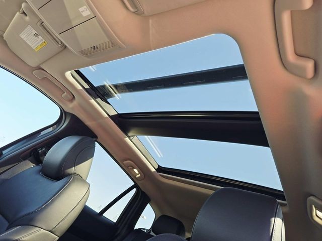 Mazda CX-50 Hybrid Vehicle Full-screen Gallery Image 06