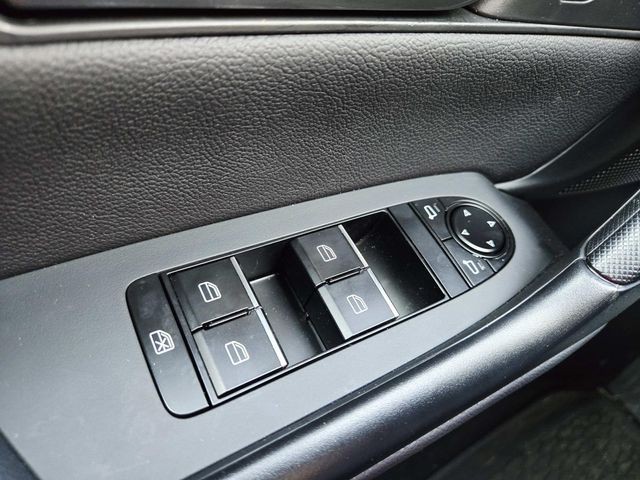 Mazda CX-50 Hybrid Vehicle Full-screen Gallery Image 32