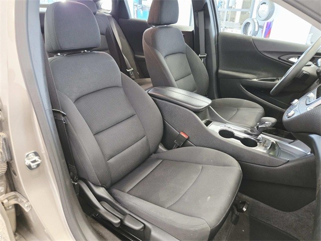 Chevrolet Malibu Vehicle Full-screen Gallery Image 12