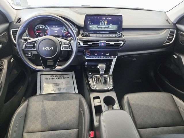 Kia Seltos Vehicle Full-screen Gallery Image 06