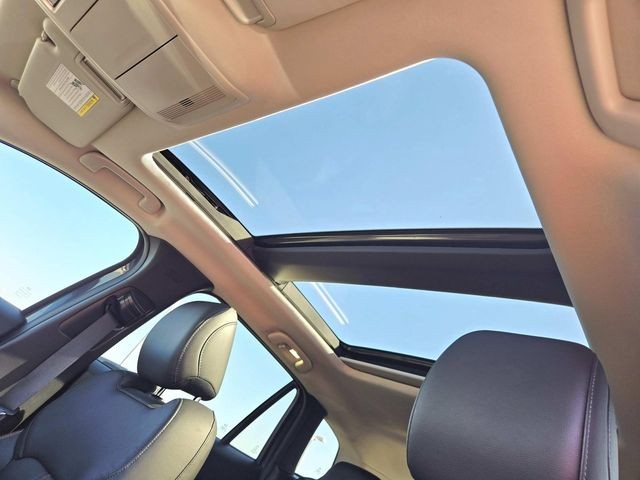 Mazda CX-50 Vehicle Full-screen Gallery Image 06