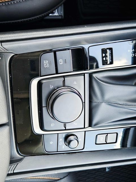 Mazda CX-50 Hybrid Vehicle Full-screen Gallery Image 27