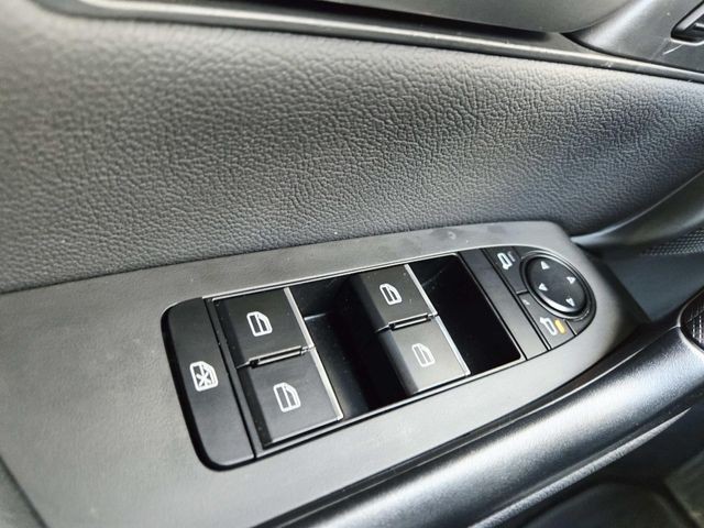 Mazda CX-50 Hybrid Vehicle Full-screen Gallery Image 33