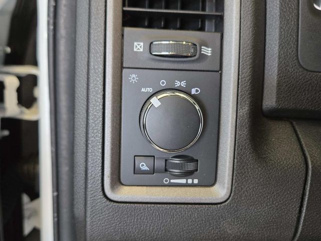 Ram 1500 Classic Vehicle Full-screen Gallery Image 24