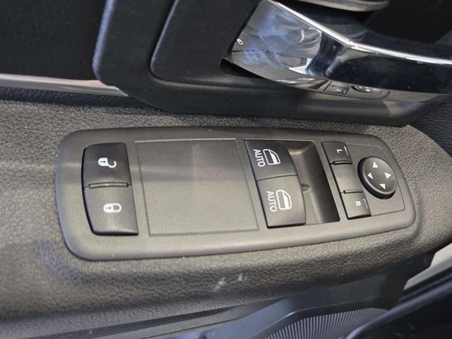 Ram 1500 Classic Vehicle Full-screen Gallery Image 26