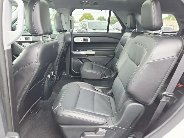 Ford Explorer Vehicle Full-screen Gallery Image 11