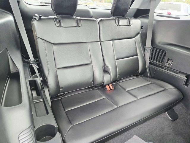 Ford Explorer Vehicle Full-screen Gallery Image 14