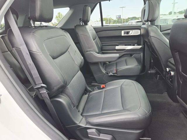 Ford Explorer Vehicle Full-screen Gallery Image 15