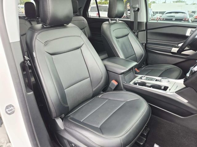 Ford Explorer Vehicle Full-screen Gallery Image 16