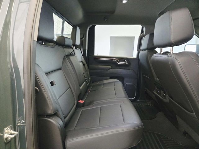 Chevrolet Silverado 2500HD Vehicle Full-screen Gallery Image 12