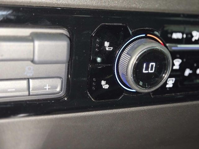 Chevrolet Silverado 2500HD Vehicle Full-screen Gallery Image 26