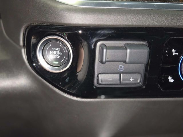 Chevrolet Silverado 2500HD Vehicle Full-screen Gallery Image 27