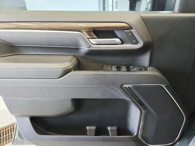 Chevrolet Silverado 2500HD Vehicle Full-screen Gallery Image 30