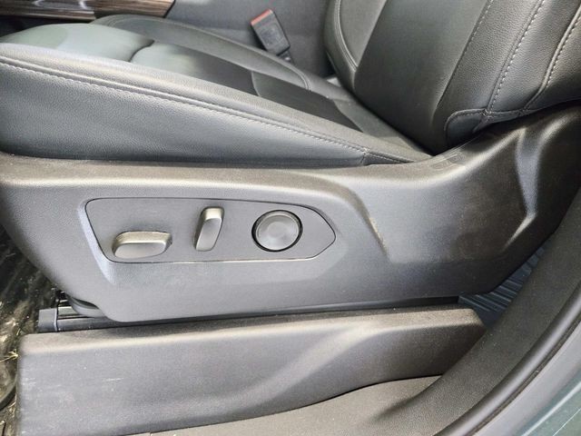 Chevrolet Silverado 2500HD Vehicle Full-screen Gallery Image 32