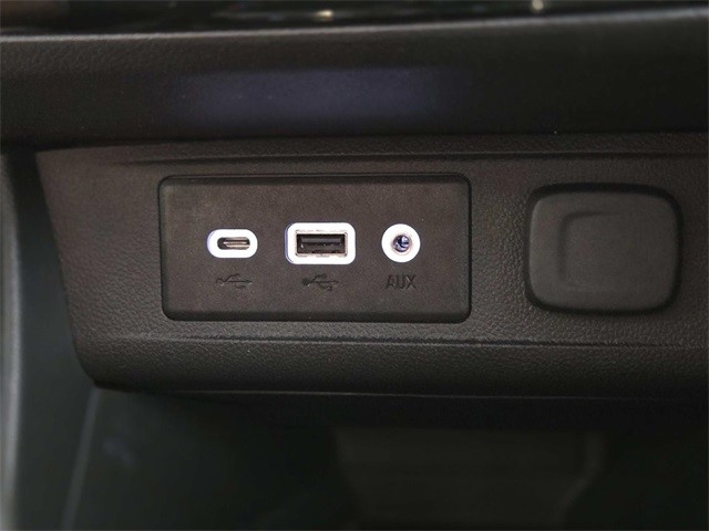 Buick Encore GX Vehicle Full-screen Gallery Image 25