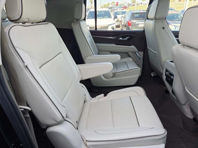 GMC Yukon XL Vehicle Full-screen Gallery Image 13