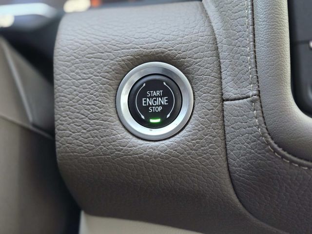 GMC Yukon XL Vehicle Full-screen Gallery Image 29