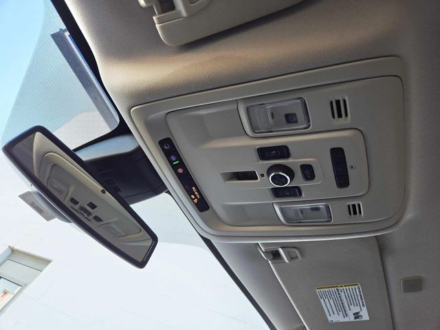 GMC Yukon XL Vehicle Full-screen Gallery Image 30