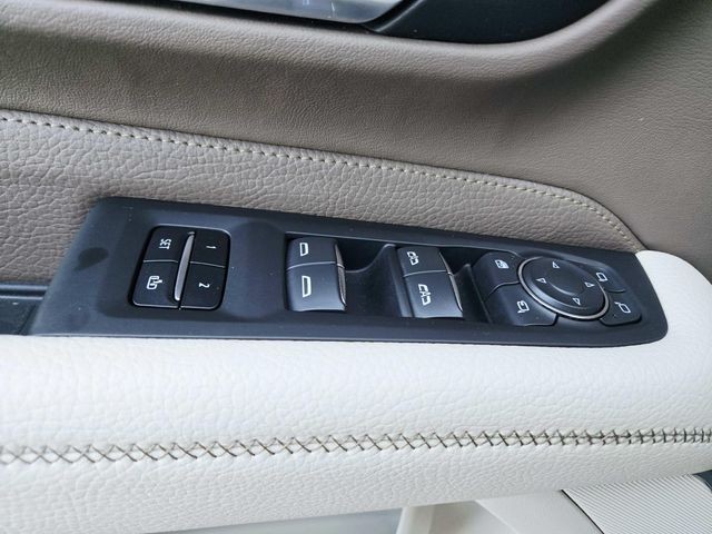 GMC Yukon XL Vehicle Full-screen Gallery Image 35