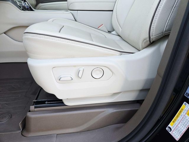 GMC Yukon XL Vehicle Full-screen Gallery Image 37