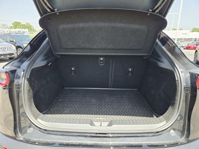 Mazda CX-30 Vehicle Full-screen Gallery Image 11
