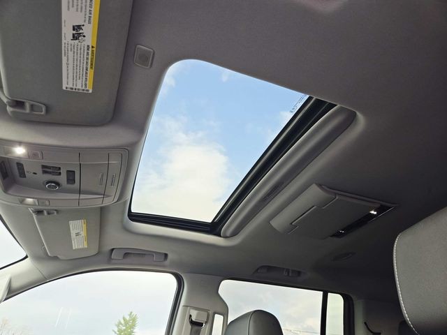 Chevrolet Suburban Vehicle Full-screen Gallery Image 06