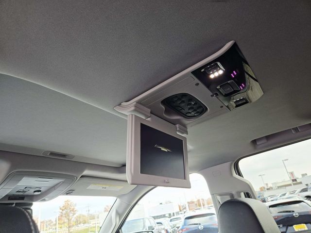 Chevrolet Suburban Vehicle Full-screen Gallery Image 11