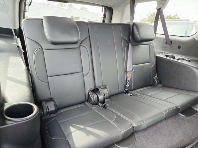 Chevrolet Suburban Vehicle Full-screen Gallery Image 15