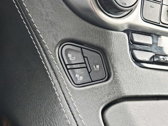 Chevrolet Suburban Vehicle Full-screen Gallery Image 32