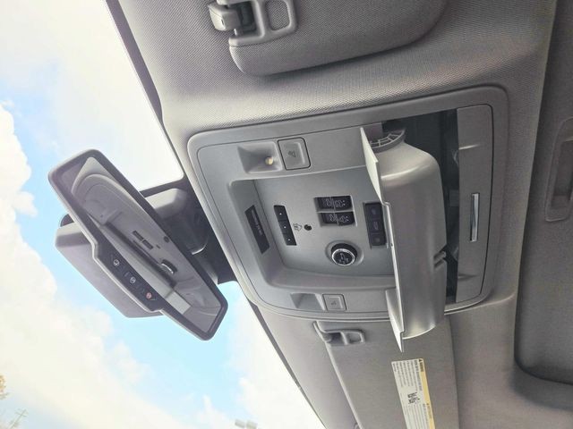 Chevrolet Suburban Vehicle Full-screen Gallery Image 33