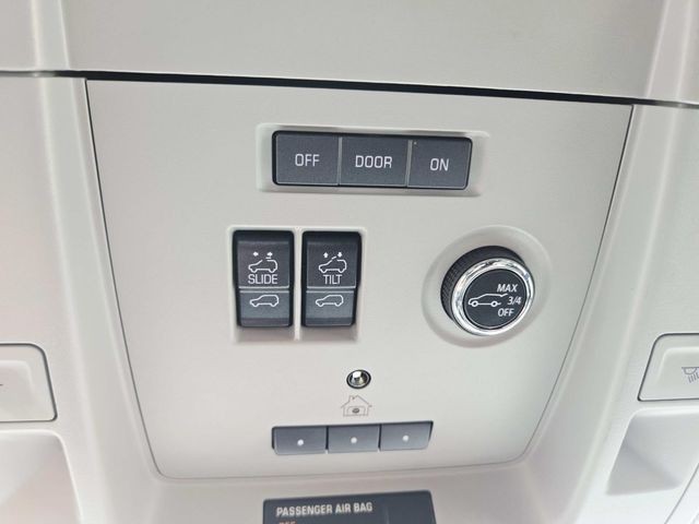 Chevrolet Suburban Vehicle Full-screen Gallery Image 34