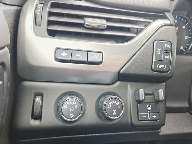 Chevrolet Suburban Vehicle Full-screen Gallery Image 35