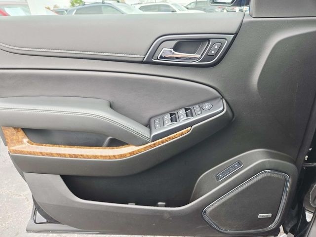 Chevrolet Suburban Vehicle Full-screen Gallery Image 36