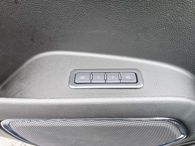 Chevrolet Suburban Vehicle Full-screen Gallery Image 38