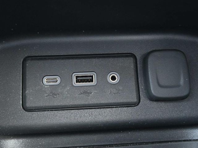 Chevrolet Equinox Vehicle Full-screen Gallery Image 24