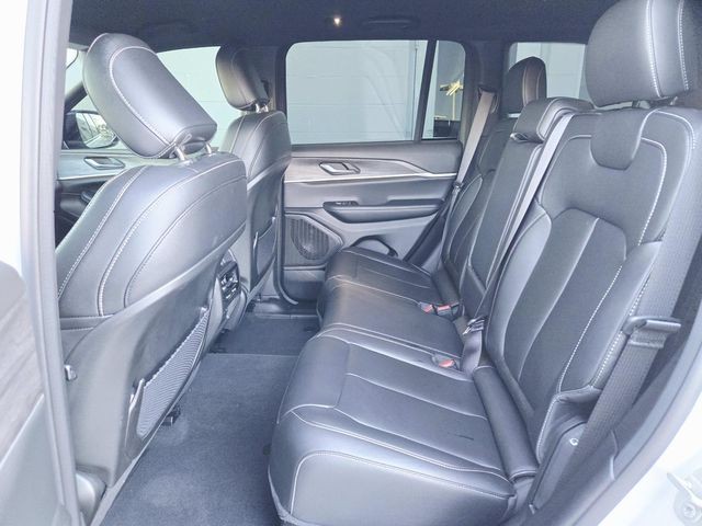 Jeep Grand Cherokee Vehicle Full-screen Gallery Image 09