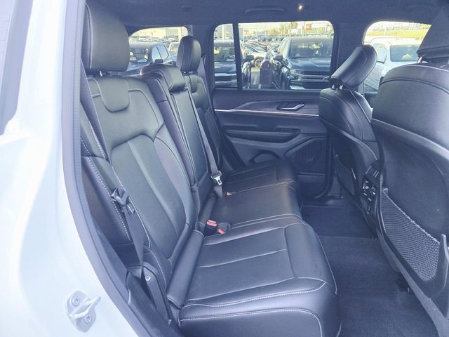 Jeep Grand Cherokee Vehicle Full-screen Gallery Image 11