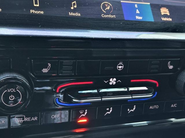 Jeep Grand Cherokee Vehicle Full-screen Gallery Image 24