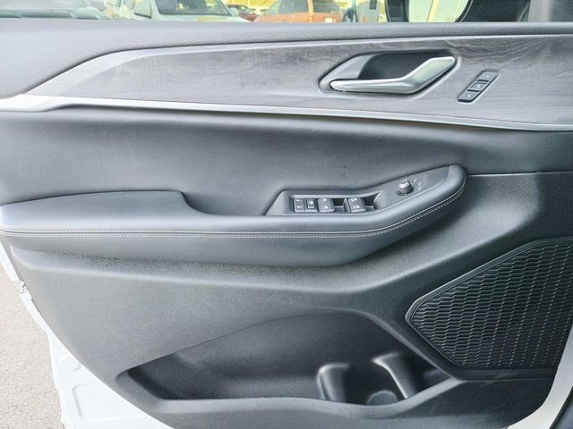 Jeep Grand Cherokee Vehicle Full-screen Gallery Image 30