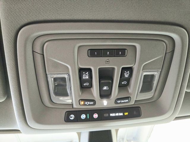 Chevrolet Silverado 1500 Vehicle Full-screen Gallery Image 32