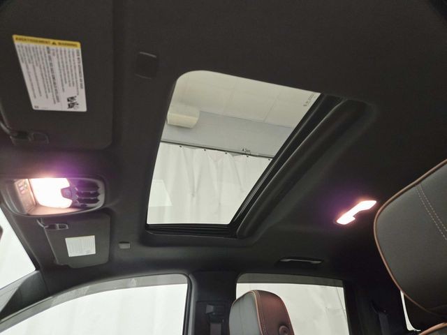 GMC Canyon Vehicle Full-screen Gallery Image 06