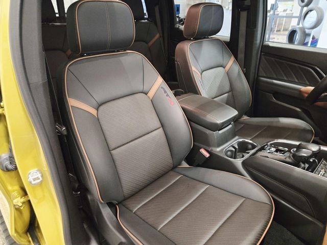 GMC Canyon Vehicle Full-screen Gallery Image 15