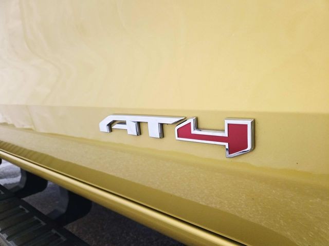 GMC Canyon Vehicle Full-screen Gallery Image 17