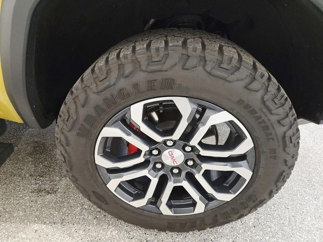 GMC Canyon Vehicle Full-screen Gallery Image 18