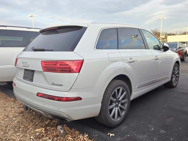 Audi Q7 Vehicle Full-screen Gallery Image 02