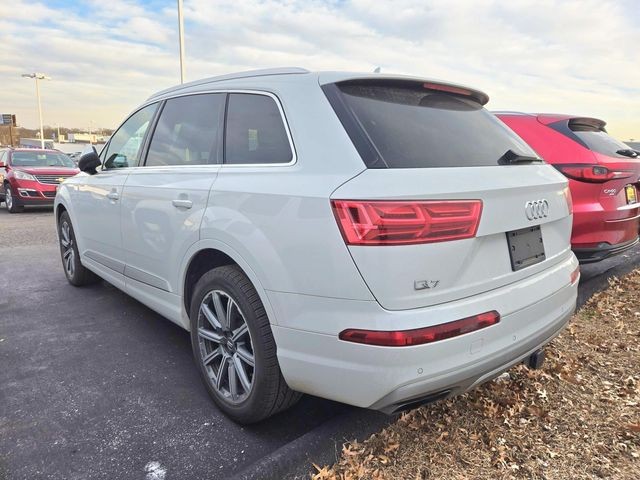 Audi Q7 Vehicle Full-screen Gallery Image 03