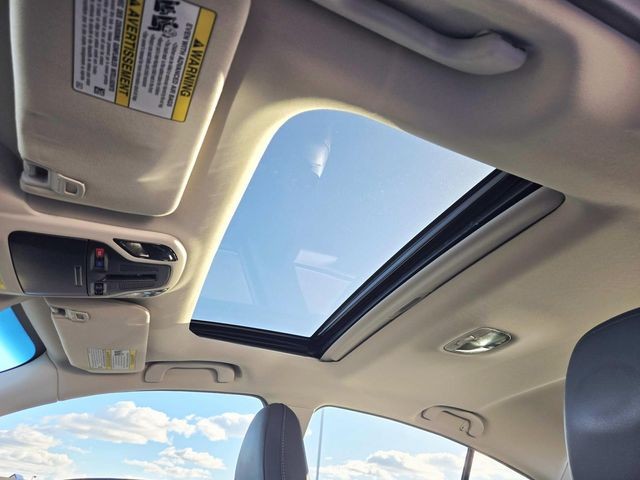 Subaru Legacy Vehicle Full-screen Gallery Image 06