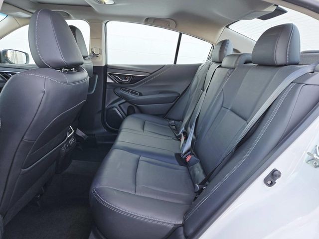 Subaru Legacy Vehicle Full-screen Gallery Image 10