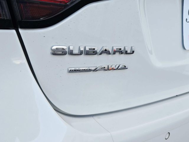 Subaru Legacy Vehicle Full-screen Gallery Image 12